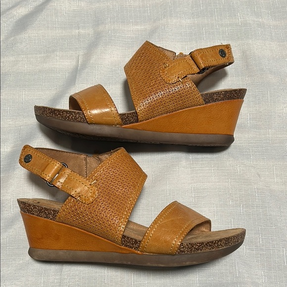 Cobb Hill  Tan Sandals - Picture 2 of 4